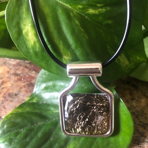 Jewelry - Silver Tone Glass Pendant Necklace